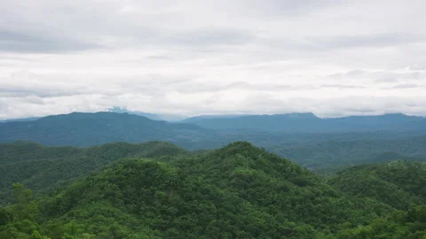 Time lapse view of a valley with mountains and a cloudy sky in the background Video stock 232513598