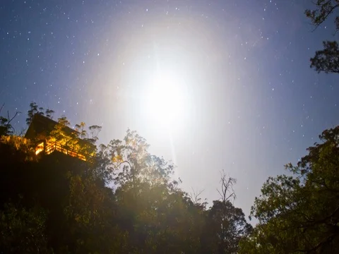 Time lapse of a villa and starry sky at sunset Vídeos de archivo 76101037