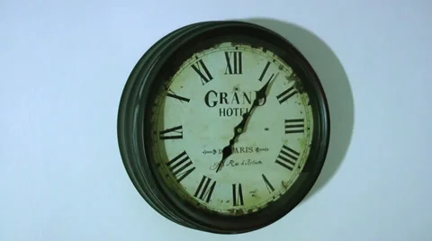 Time lapse of a vintage clock hanging on white wall. Vídeos de archivo 35813926