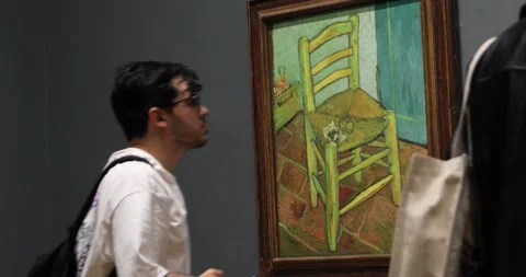 Time lapse of of Visitors photographing Van Gogh’s chair painting in museum Video stock 321019333