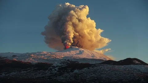 Time lapse volcanic eruption Sicily Etna Volcano crater smoke explosions lava Vídeos de archivo 148651448