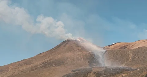 Time lapse of the Volcano Etna eruption at dawn, very close Video stock 114247976