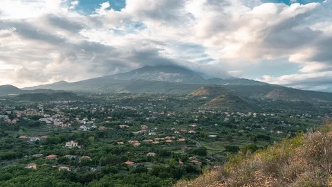 Time lapse Volcano Etna, sunset and clouds, zoom out Video stock 117277073