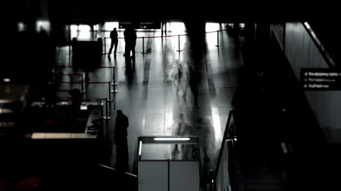 Time lapse of walking silhouettes in modern hall with light reflections. Vídeo Stock 320885219