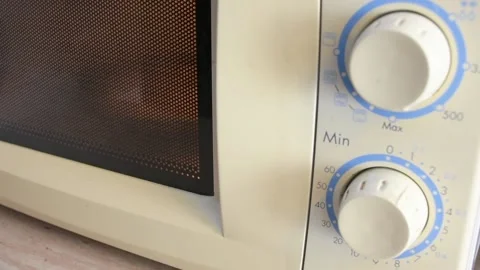 Time lapse of warming up the soup in the microwave. 動画素材 141209126