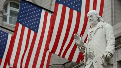 Time Lapse Washington DC American Flag USA Benjamin Franklin Statue America Vídeo Stock 128648448