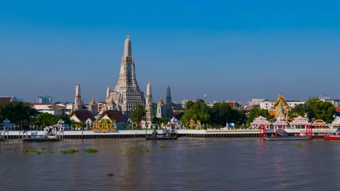 Time lapse of Wat Arun Temple with Chao Phraya river in Bangkok, Thailand Video stock 143004818