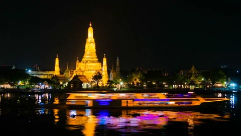Time lapse of Wat Arun Temple with Chao Phraya river at night in Bangkok Stock Footage 143007595