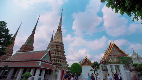 Time lapse Wat Pho temple Pagodas and crowd Vídeos de archivo 156172993