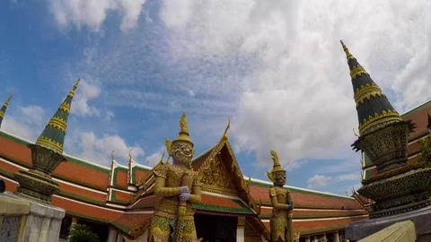 Time Lapse Wat Phra Kaew ( Temple Of Emerald Buddha ) Bangkok , Thailand Video stock 92682291
