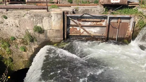 Time lapse of a waterfall with many foam in a rusty lock in a sunny day. Vídeos de archivo 89811436