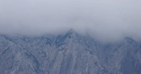Time Lapse Of Wave Fog Rolls Over Mountain, Vídeo Stock 160344516