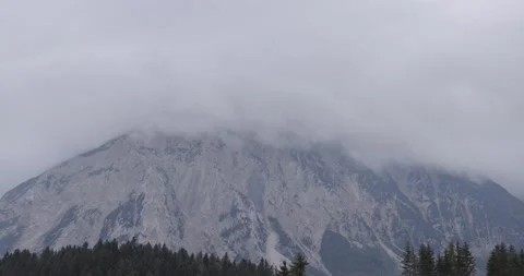 Time Lapse Of Wave Fog Rolls Over Mountain, Vídeo Stock 160344816