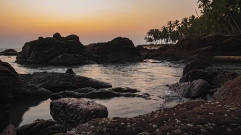 Time lapse of waves on a beautiful beach 動画素材 105455821