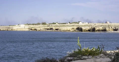 Time lapse of the waves breaking on a beach in Bisceglie, near Bari. On the b Vídeo Stock 165551308