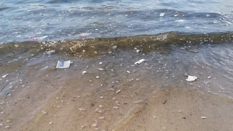 Time lapse. Waves coming with junk. 库存影片 120049901