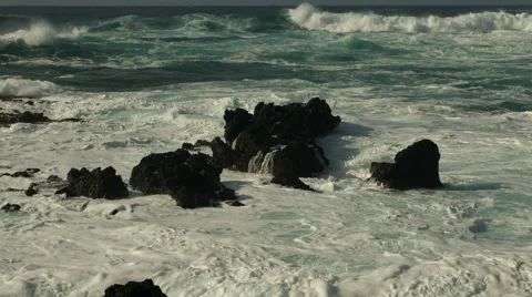 Time lapse of waves crashing over black volcanic rocks Vidéo 64803676