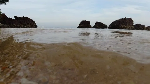 Time lapse of waves hitting the shore , on a beach in India Vídeo Stock 122572935