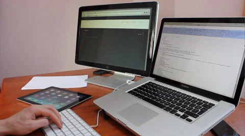 Time lapse of web developer building website Video stock 36982898