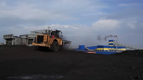 Time lapse of wheel loader in stock coal concentrating factory Stock Footage 47368157