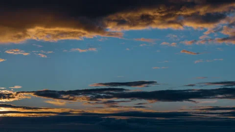 Time lapse. Whether transformation from rain to clear sky at sunset 스톡 동영상 142304584