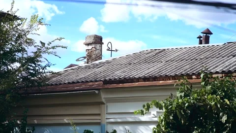 Time lapse in which an old building can be seen. Old-fashioned roofs. Vídeo Stock 141673802