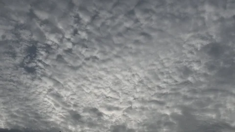 Time lapse of white cloud flowing on the blue sky Stockbeeldmateriaal 92936129