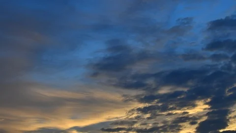 Time lapse of white cloud moving though sunset sky, changing color Stockbeeldmateriaal 92936044