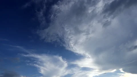 Time-lapse of white clouds and gathering storm clouds in a blue sky Video stock 311994696