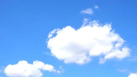 Time lapse white clouds float in the blue sky Video stock 134835571