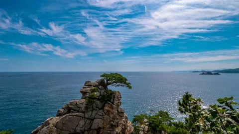 Time lapse as the white clouds flow over the blue sea. 스톡 동영상 145928205