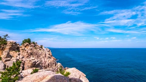 Time lapse as the white clouds flow over the blue sea. Vidéo 145928220