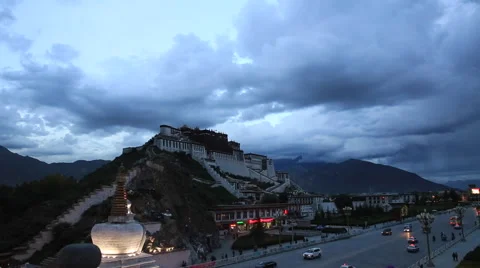 Time Lapse of the white clouds flying over Potala Palace in Lhasa, Tibet. Stock-Footage 43140512