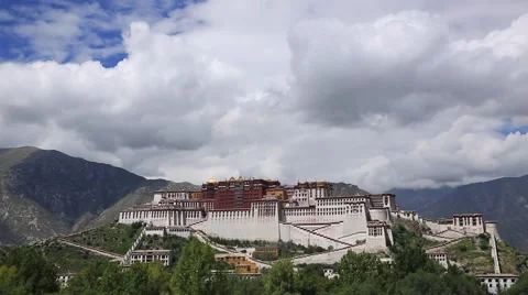 Time Lapse of the white clouds flying over Potala Palace in Lhasa, Tibet Stock-Footage 43140591