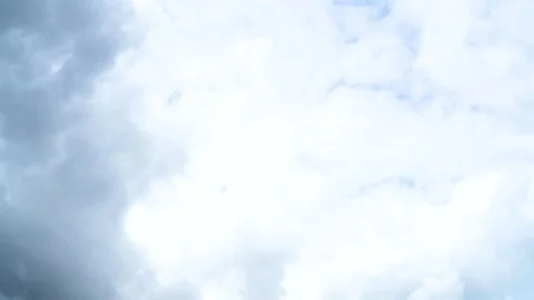 Time lapse - White clouds that move on a rainy day. 스톡 동영상 76259759