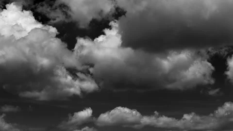 Time-lapse of White clouds move rapidly across a black sky background Video stock 318795679