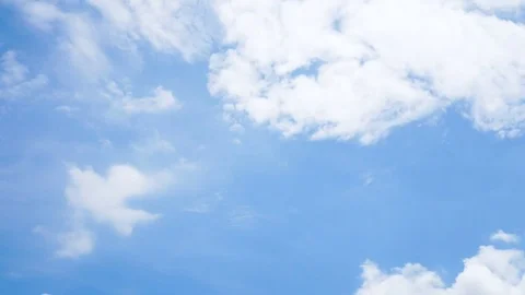 Time lapse - White clouds moving on a bright sky 스톡 동영상 76241767