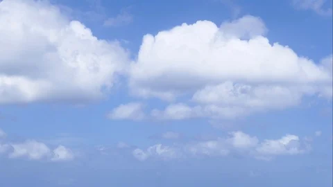 A time lapse of white clouds moving across a blue sky. 库存影片 88320034