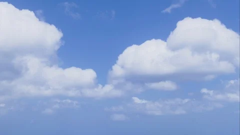A time lapse of white clouds moving across a blue sky. 库存影片 92568140