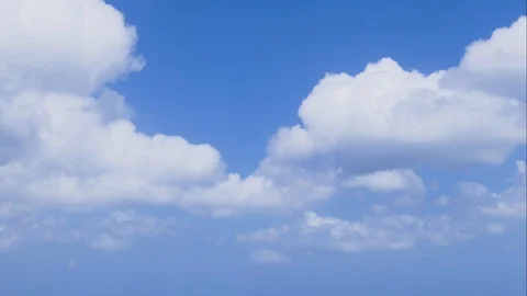 A time lapse of white clouds moving across a blue sky. Vidéo 92568184
