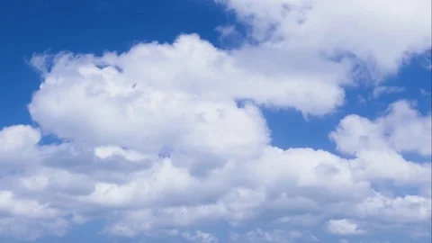 A time lapse of white clouds moving across a blue sky. 库存影片 92568191