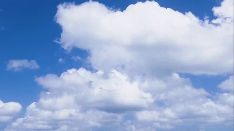 A time lapse of white clouds moving across a blue sky. Vidéo 92568280