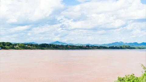 Time lapse white clouds moving over blue sky and Mekong River at Chiang Khan. Stock-Footage 92629561