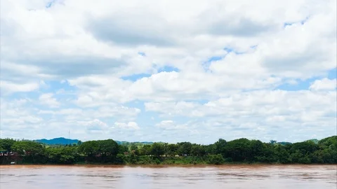 Time lapse white clouds moving over blue sky and Mekong River at Chiang Khan. Stock-Footage 92629646