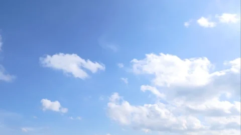 A time lapse of white clouds moving across a blue sky. 库存影片 106914853