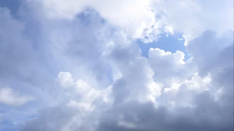 A time lapse of white clouds moving across a blue sky. 库存影片 107596347
