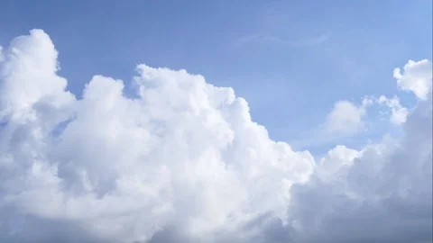 A time lapse of white clouds moving across a blue sky. Vidéo 107598786