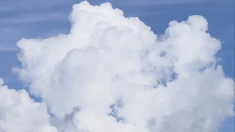A time lapse of white clouds moving across a blue sky. Stock-Footage 107600284