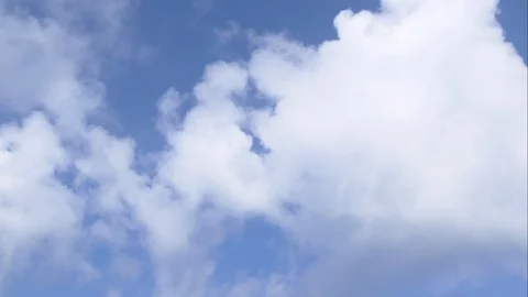 A time lapse of white clouds moving across a blue sky. Vidéo 107896977