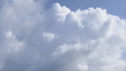 A time lapse of white clouds moving across a blue sky. Vidéo 107896998